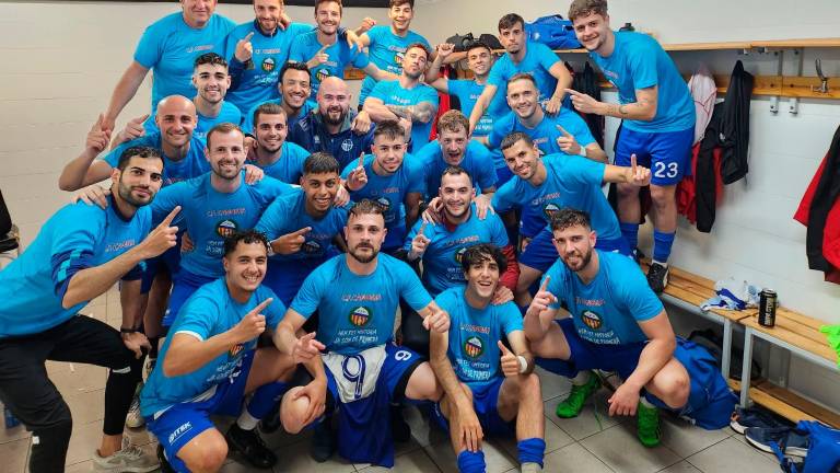 La plantilla de La Canonja celebra el ascenso conseguido a Primera Catalana. foto:cedida