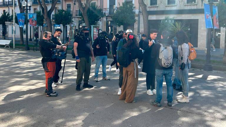 Imagen del equipo del programa junto a Xuso Jones en Tarragona. Foto: Cedida