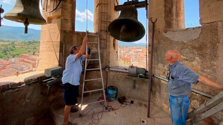 Un moment del toc de les campanes de l’església de l’Espluga de Francolí. foto: DT