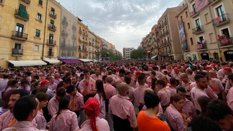 Els castellers comencen a posar-ho a punt. Foto: Marina Pérez