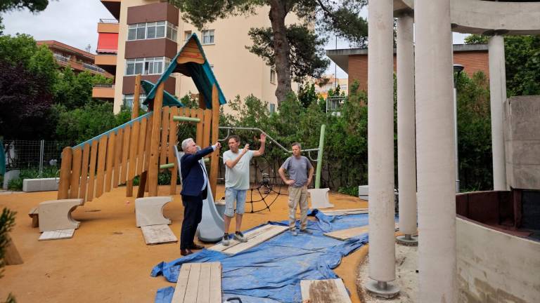 El alcalde de Salou, Pere Granados, visitó las obras de la plaza hace unos días. Foto: Cedida