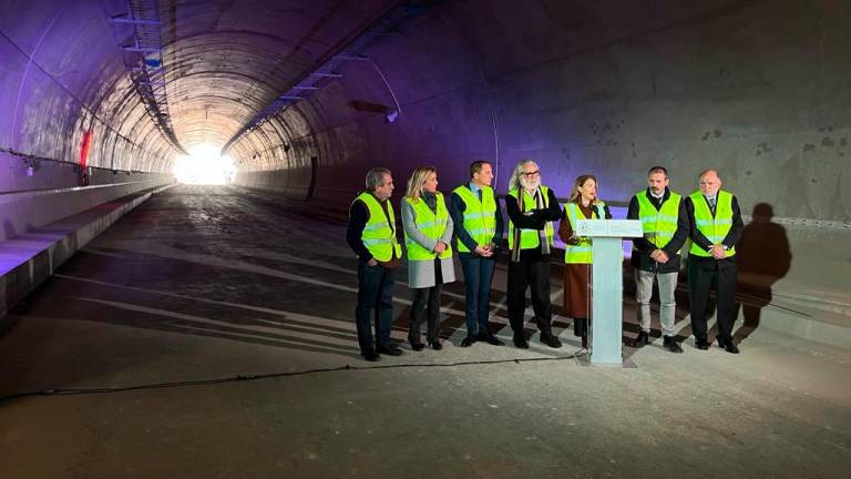 La ministra y autoridades durante la visita hoy al túnel.