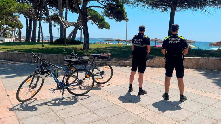 Dos agents de la Policia Local de Cambrils. Foto: Aj. Cambrils