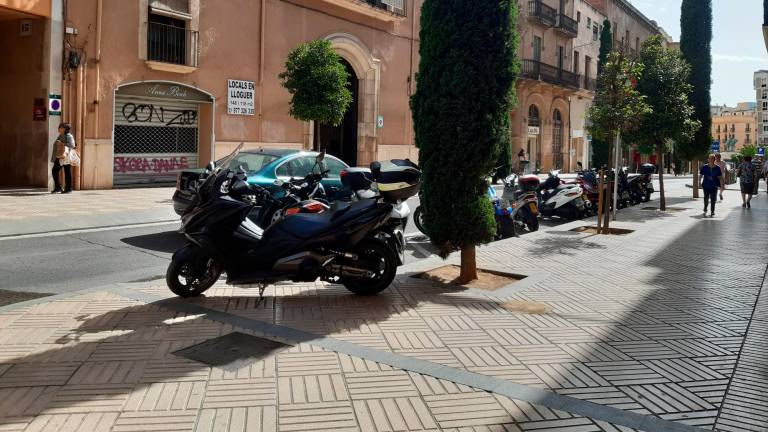 $!El parking de la calle Sant Joan acostumbra a estar lleno por las mañanas y es habitual que hayan motos en la acera. FOTO: A.G.