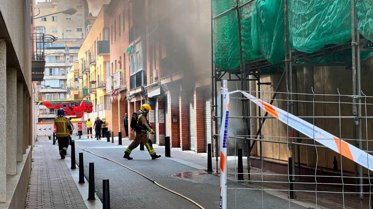 La humareda que sale del edificio. Foto: Alfredo González