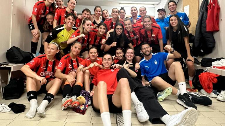 El equipo rojinegro, celebrando la goleada ante el Cerdanyola. foto. REUS FEMENÍ