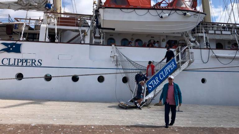 $!Passatgers desembarcant del veler. Foto: Marina Pallás