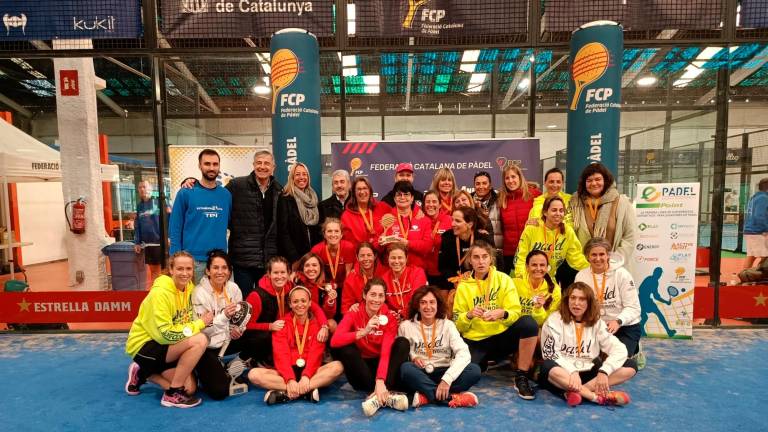 Las jugadoras del Tennis Tarragona y del Reus Monterols, campeonas y subcampeonas. foto: federació catalana de pàdel