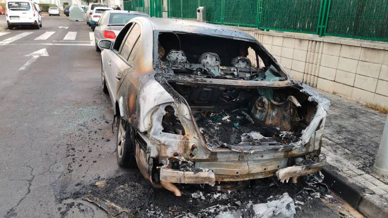 El coche que se ha quemado delante de la guardería. Foto: Àngel Juanpere