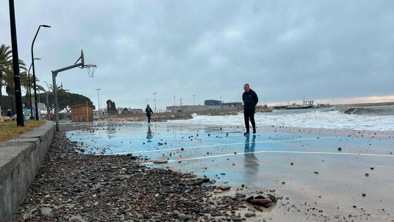 El paseo de Cambrils ha quedado lleno de piedras. Foto: M.C.G