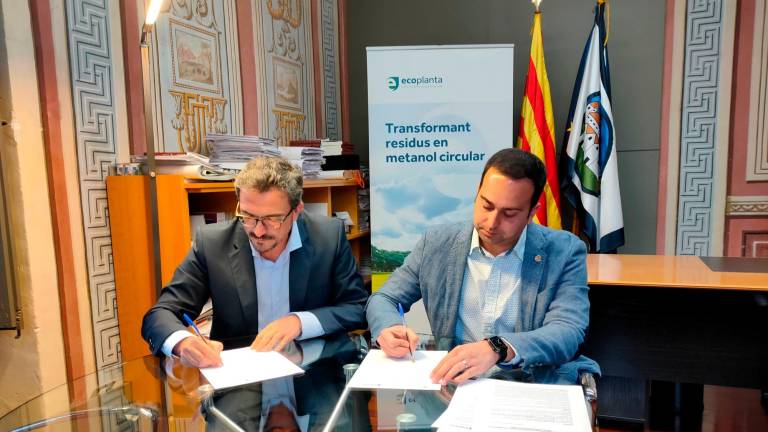 Signatura del conveni entre l’Ajuntament del Morell i Ecoplanta per promoure l’ocupació al municipi. Foto: ACN