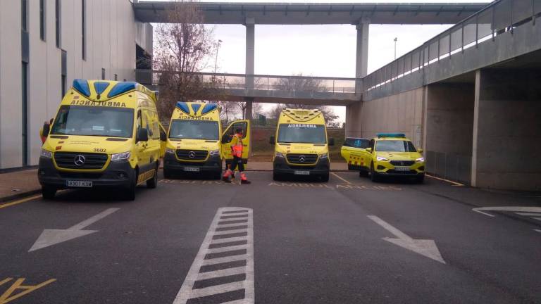 Varias ambulancias del SEM preparadas en el hospital Sant Joan de Reus por si había heridos. Foto: Alfredo González