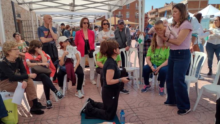 Las enfermeras Ingrid Canturri y Laia Marlès impartieron ayer un taller en la plaza Mn. J. Boronat. Foto: M. P.