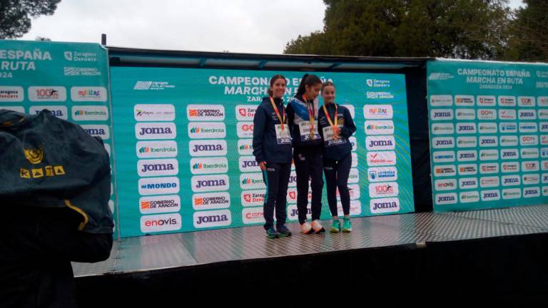 $!El podio femenino sub-20 de marcha con la tarraconense Júlia Suàrez (derecha) y la atleta de Banyeres del Penedès Griselda Serret (izq) flanqueando a la ganadora del oro Aldara Meilan. Foto: CA Tarragona