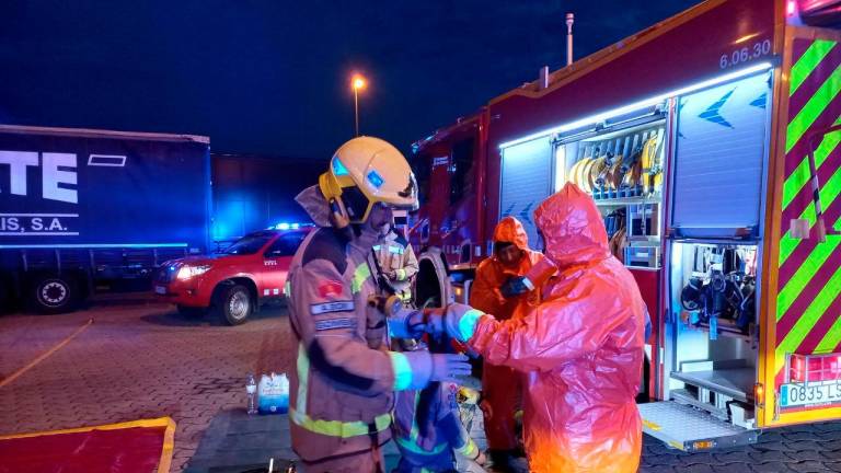 Los bomberos poniéndose el traje de protección química. Foto: Bombers de la Generalitat