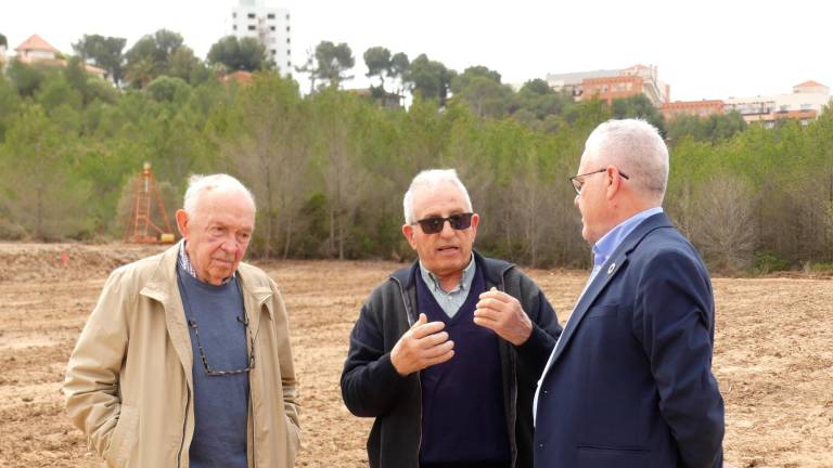 $!Granados (derecha) habla con Joan Clavé y Francesc Gené, ex alcalde de Vila-seca y Salou y el presidente de la Cooperativa Agrícola.