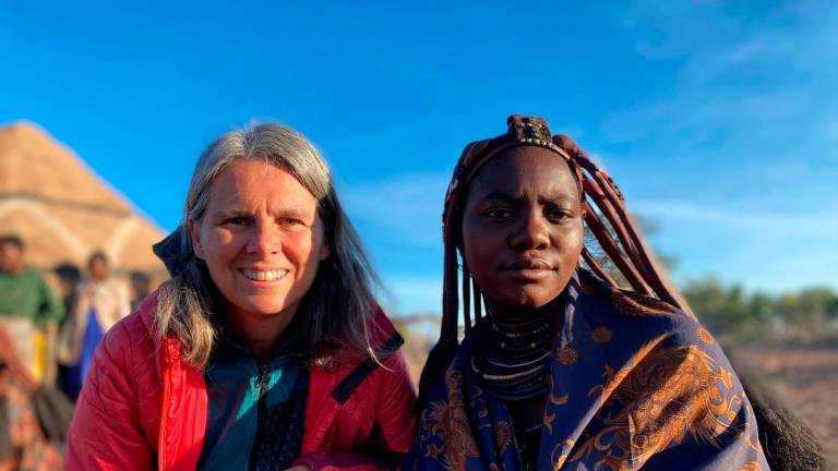 Marc y Serena en una tribu Himba en el norte de Namibia. Foto: Cedida