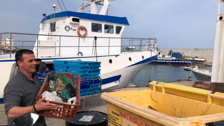 Un pescador depositant deixalles trobades a la mar al contenidor, a l’Ametlla de Mar. Foto: M. Pallás