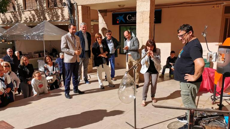 La directora dels Serveis Territorials de Cultura bufant per un dels tubs. Foto: Àngel Juanpere
