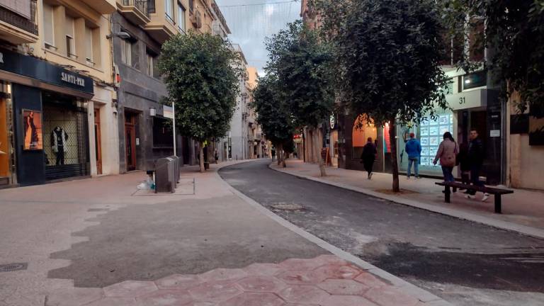 El Raval de Santa Anna, en el tramo entre la calle de Santa Anna y la plaza Catalunya, este domingo. FOTO: DT