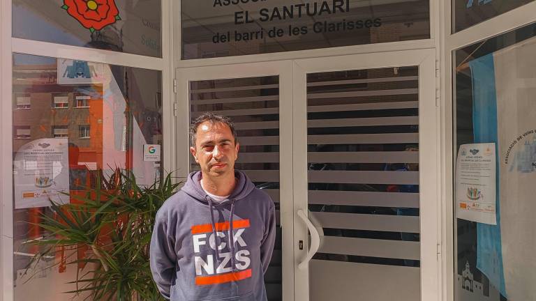 L’exregidor i cap de llista de Reus en Moviment, David Vidal, davant la seu de l’entitat on fa els Treballs en Benefici de la Comunitat. Foto: ReM