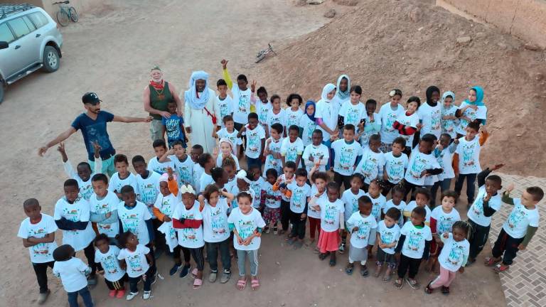 Grupo de niños saharauis con la ‘samarreta’. FOTO: Cedida