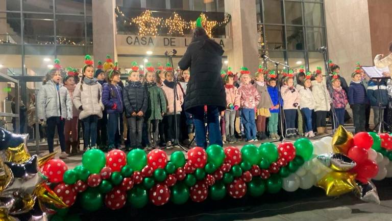 El Ayuntamiento de Cambrils fue el epicentro de la encendida de ayer viernes. foto: cedida