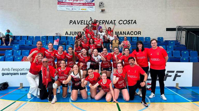 La plantilla del conjunto cooperativista celebra su buena actuación. Foto: CVSPSP