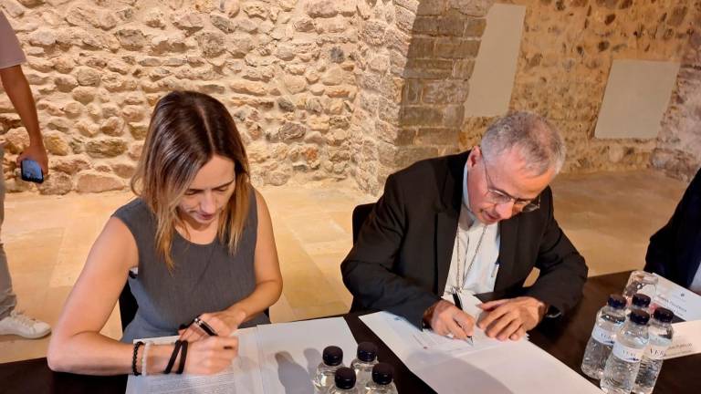 La alcaldesa, Sandra Guaita, y el arzobispo de Tarragona, Joan Planellas, firmando el acuerdo. Foto: Cedida