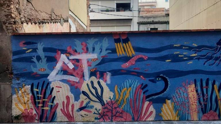 Uno de los murales vandalizados. foto: AVV del Serrallo