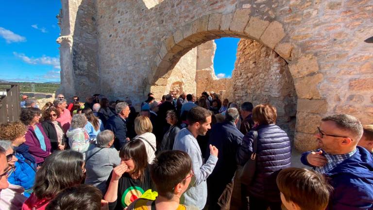 Els assistents escoltant una de les explicacions a l’interior del castell durant la visita. Foto: Marina Pérez Got