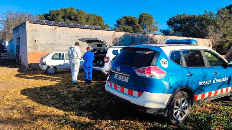 Agentes de los Mossos d’Esquadra inspeccionando una granja. Foto: Mossos d’Esquadra