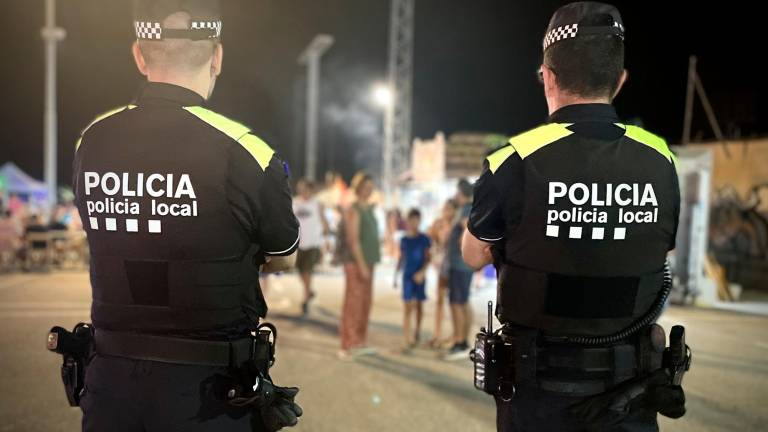 Dos agentes de la Policía Local de Roda de Berà, durante un patrullaje nocturno. Foto: Aj. Roda de Berà