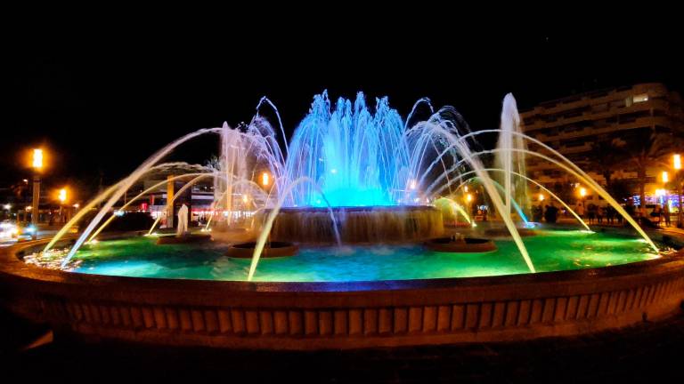 La Fuente Luminosa ofrece desde hace 50 años un espectáculo que combina luz, música y agua a través de 210 combinaciones que brotan de más de 100 surtidores. Foto: Ajuntament de Salou