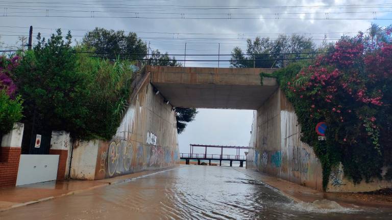 El agua llenando el puente de la Arrabassada. Foto: X. Fernández