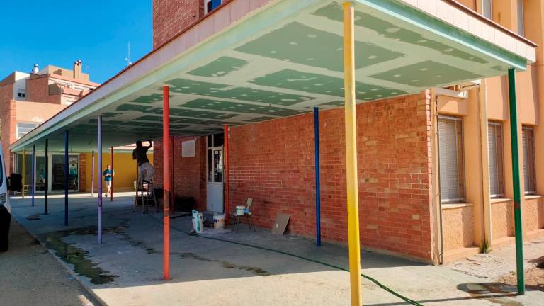 Este verano se ha mejorado el porche de entrada al colegio Torroja i Miret. Foto: Ajuntament de Vila-seca