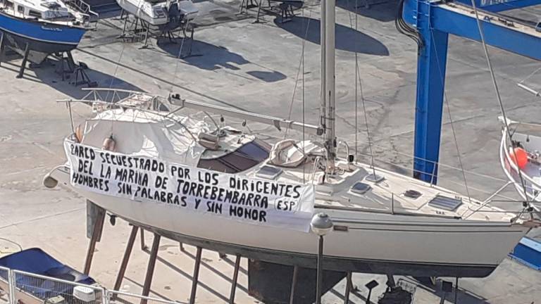 Claude Poncini colgó una pancarta de protesta y denuncia en su embarcación. foto: Cedida