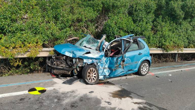 Así ha quedado el vehículo accidentado. Foto: Àngel Juanpere