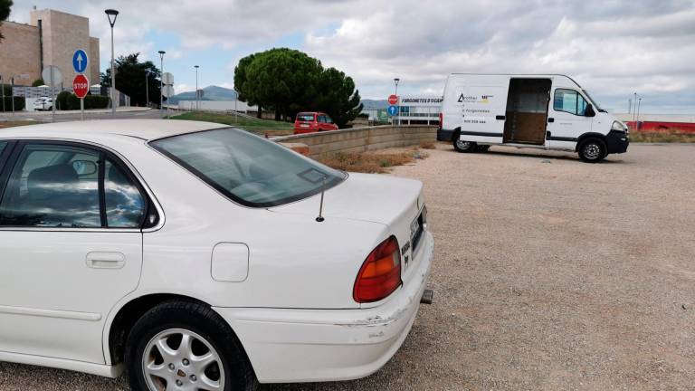 Els dos vehicles –el turisme i la furgoneta– que portaven els sopitosos van ser portats a la comissaria dels Mossos de Valls. Foto: Àngel Juanpere