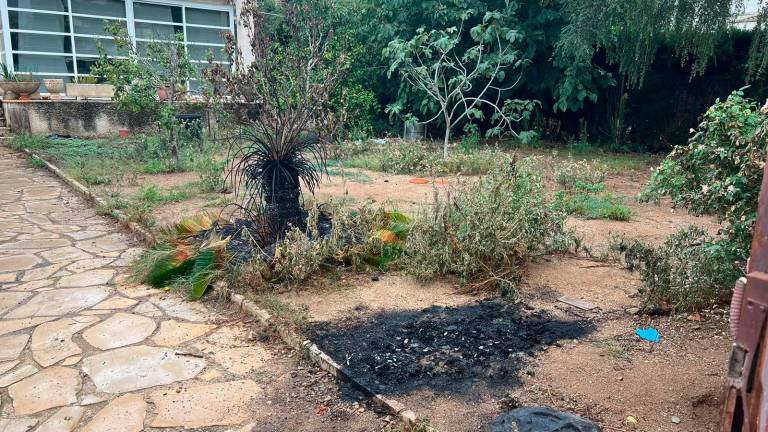 La víctima fue quemada en donde se ven los restos de la hoguera. Foto: Alfredo González