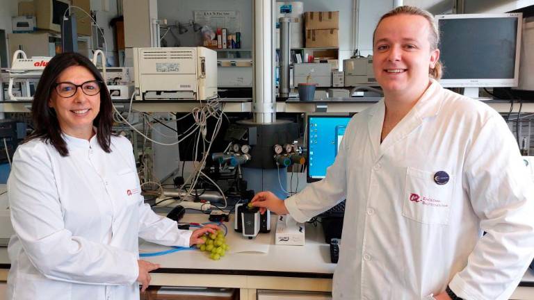 Montserrat Mestres y Daniel Schorn, del Departament de Química Analítica i Química Orgànica de la URV. FOTO: URV