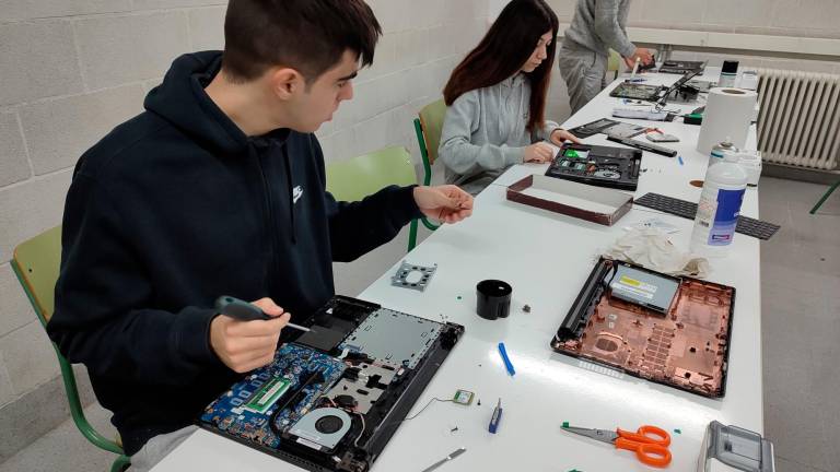 Imatge d’arxiu d’alumnes de l’Institut Baix Camp de Reus preparant uns ordinadors. Foto: Cedida