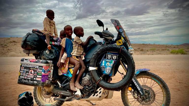 Niños de la Tribu Himba en Namibia probando la moto de Juanillo, la otra protagonista de la aventura. foto: cedida