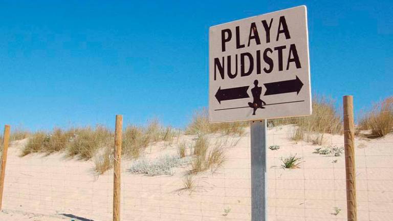 El Vendrell desaconseja el nudismo en sus playas para evitar los mirones