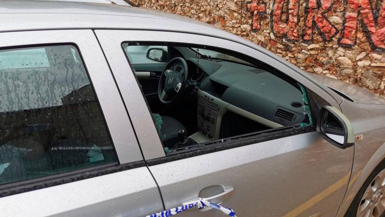 Dimarts van aparèixer nombrosos vehicles amb els vidres trencats a tres barris i a un aparcament per robar a l’interior. Foto: Àngel Juanpere