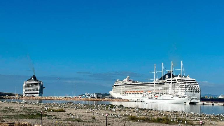 Ayer, coincidían tres cruceros atracados en el Moll de Balears. foto: Port de Tarragona