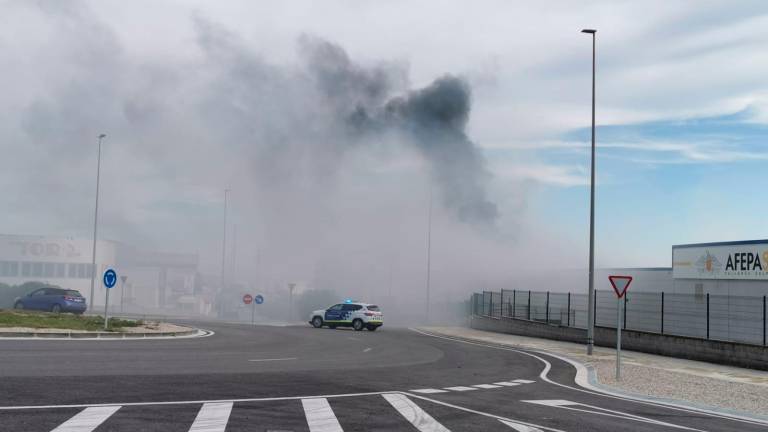 La humareda que ha provocado el incendio. Foto: Àngel Juanpere