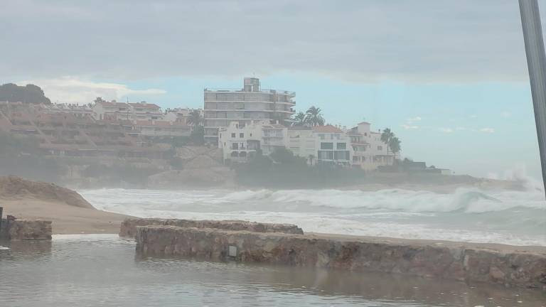La plaza Consolat de Mar completamente inundada por el agua de mar. Foto: Maria Dolors Boronat