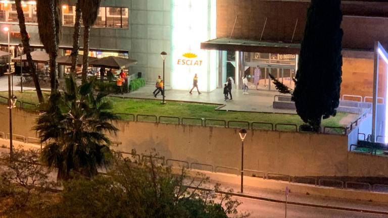 Los servicios de emergencia entrando en el Parc Central, ayer por la tarde. Foto: C.A.M.