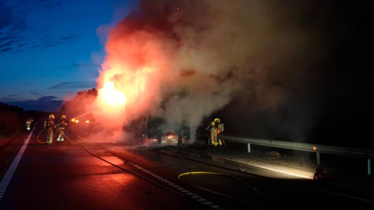 Un camión se incendia en la AP-7 y bloquea todos los carriles en sentido norte en Mont-roig